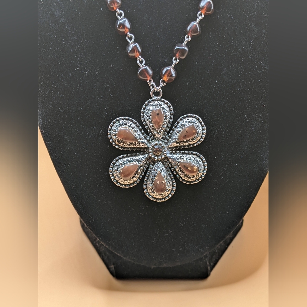 vintage flowered necklace pendant. - Picture 2 of 3